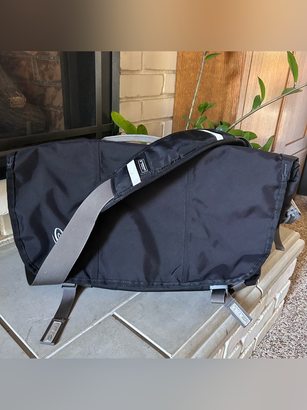 NWOT! Timbuk2 Lightweight Flight Messenger Bag BLACK / GRAY - Large